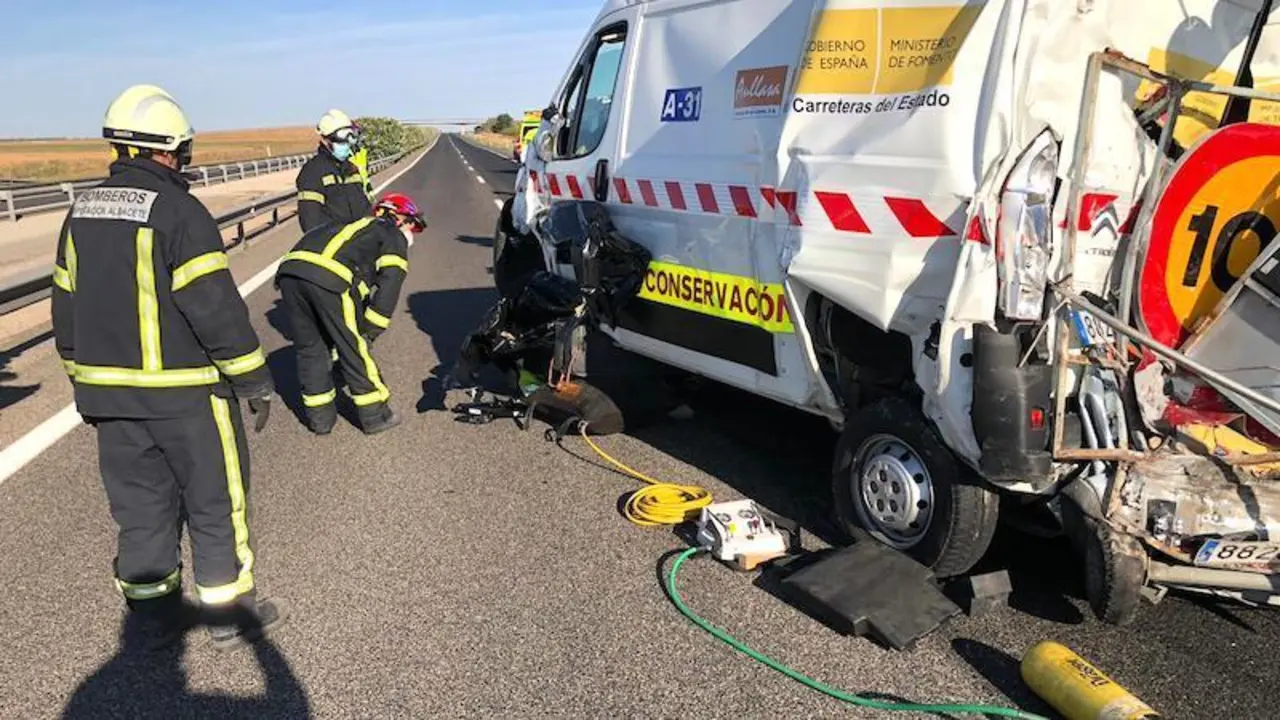 Un muerto y un herido tras la colisión de un camión y una furgoneta de mantenimiento de carreteras en La Roda (Albacete)