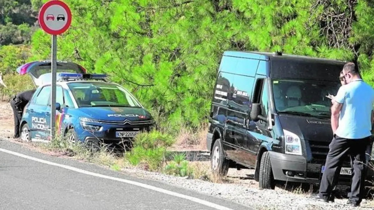 accidente, muerto, cadáver, camino, cuneta, policía,&nbsp;