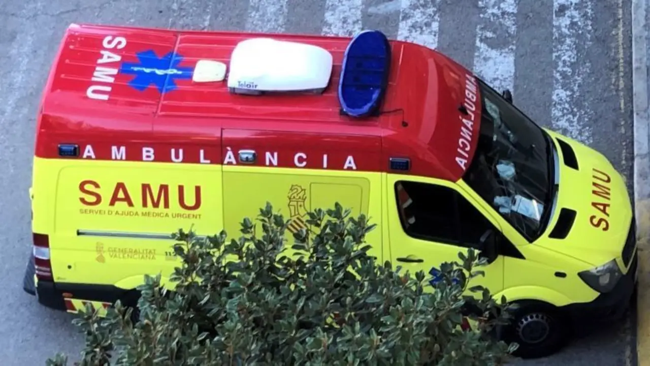 Muere un niño de 3 años y sus dos hermanos heridos en el incendio de su vivienda, ambulancia