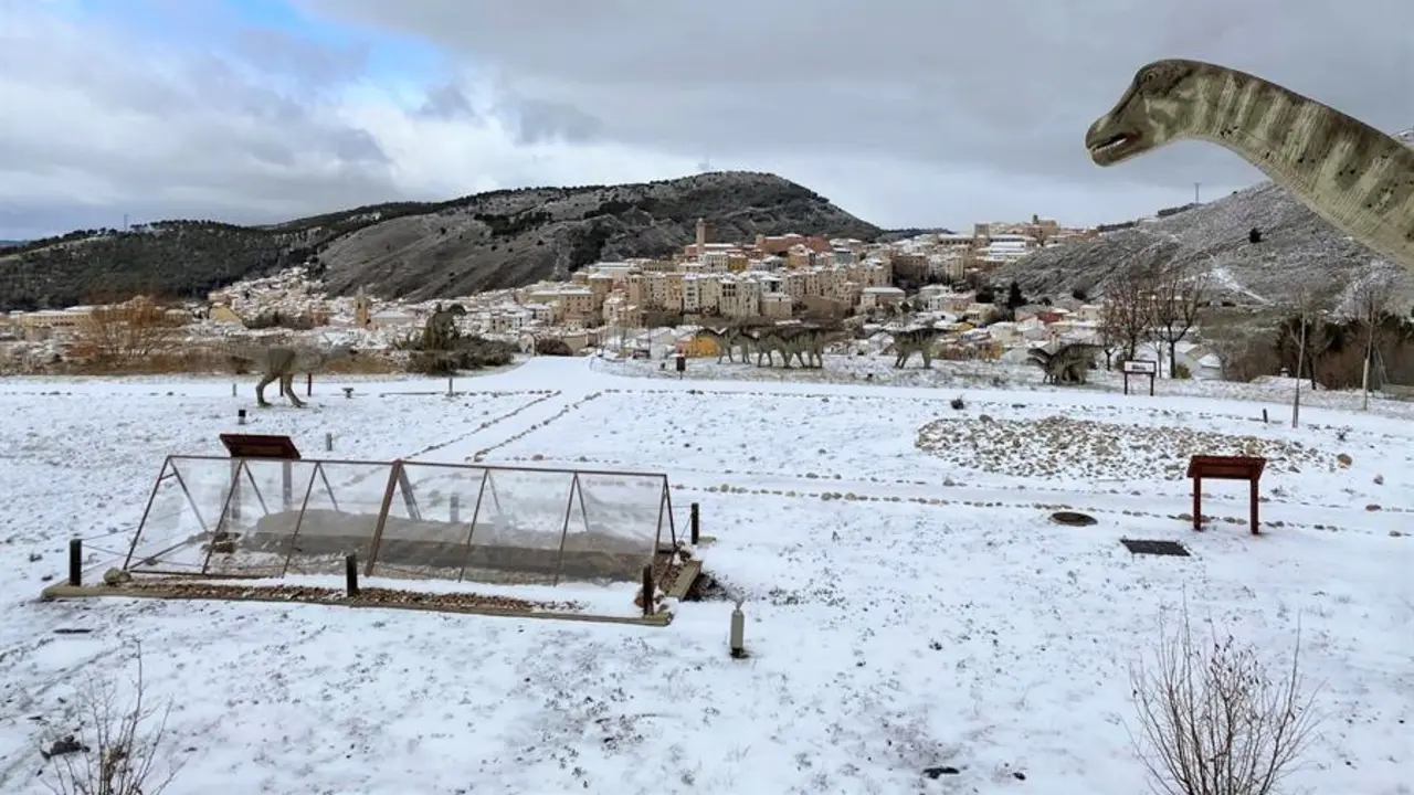 Mayores y pequeños disfrutan de la nieve en Cuenca en el segundo día de 2021 - EFE/Lorena Mayordomo, nevada