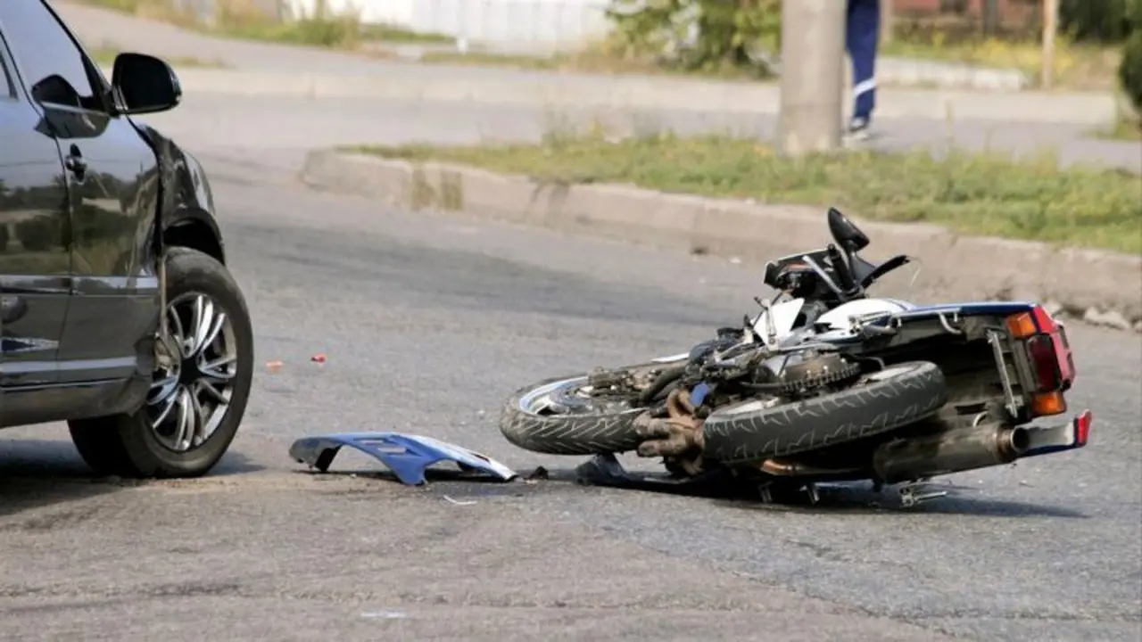 Muere un motorista tras caer de la moto y ser arrollado por un turismo en la A-6, motorista