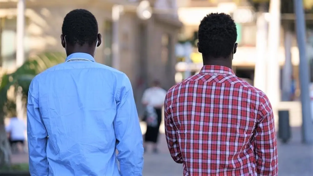 Invisibles y solos con la esperanza de viajar a Albacete para trabajar en el campo, inmigración, migrantes, pobreza, pateras,&nbsp;