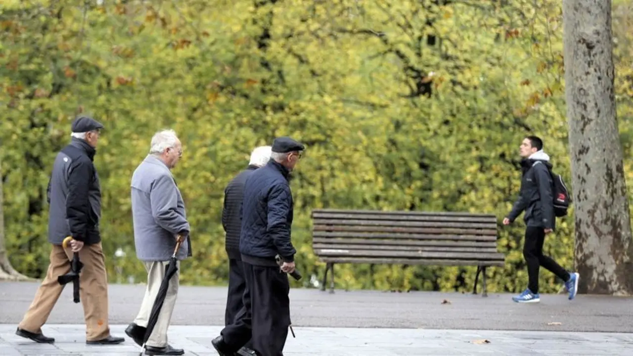 Cuatro de cada diez personas se jubila antes de tiempo, igual que en el año 2010, pensiones, jubilación, pensión, jubilados, pensionistas