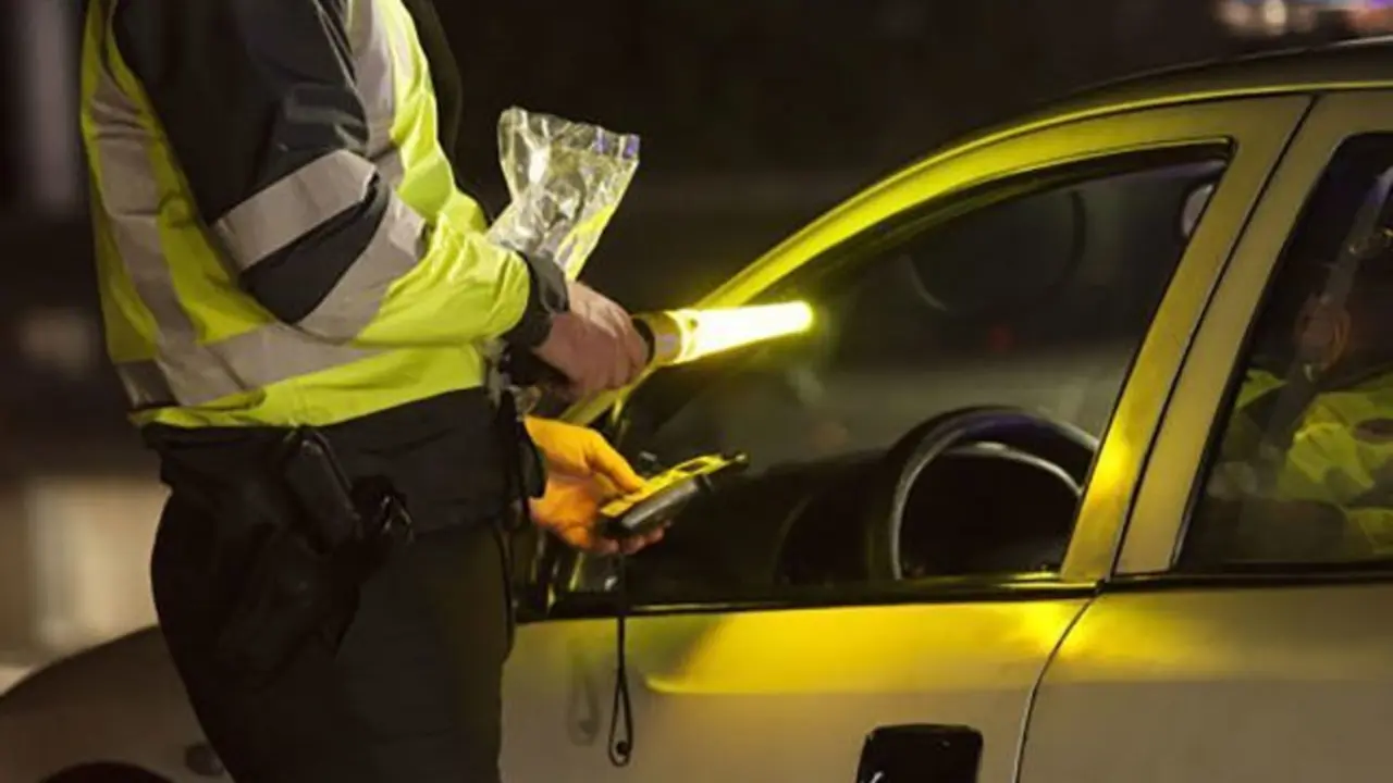 Un conductor se salta el toque de queda y da positivo en todas las drogas detectables, suceso, control, tráfico, alcohol