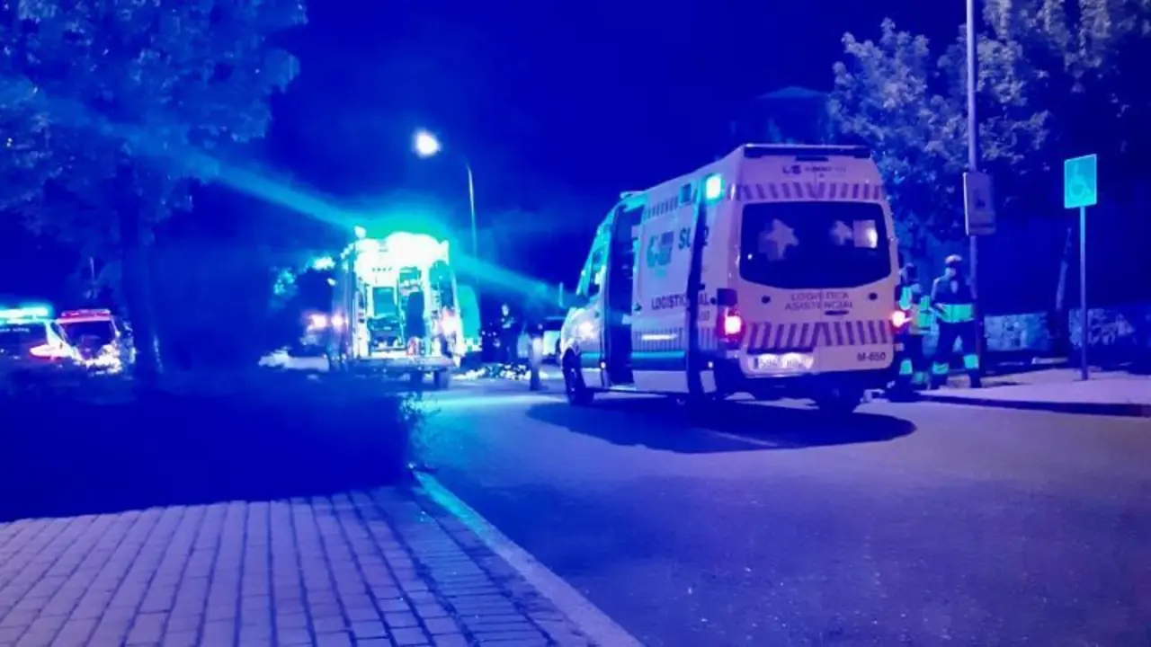 Muere un chico de 16 años arrollado por un coche cuando cruzaba un paso de peatones, accidente, ambulancia, asesinato, cadáver