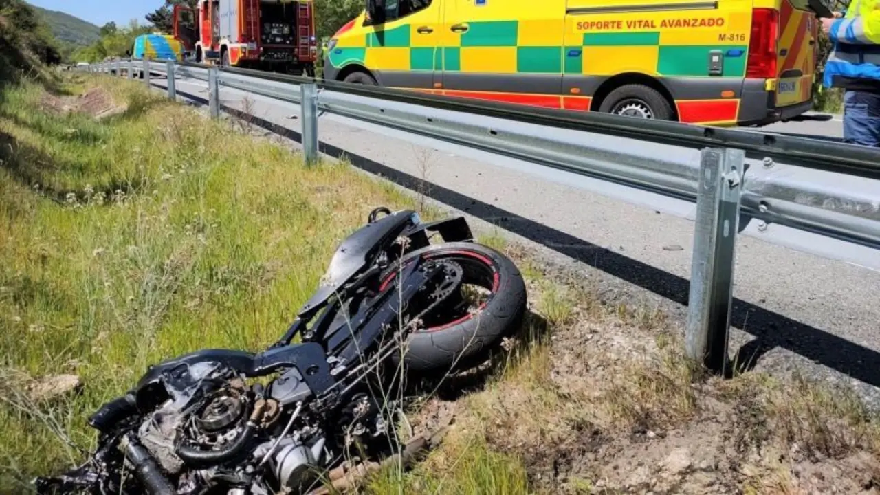 Muere un motorista de 30 años tras ser alcanzado por un turismo en una carretera, moto, accidente