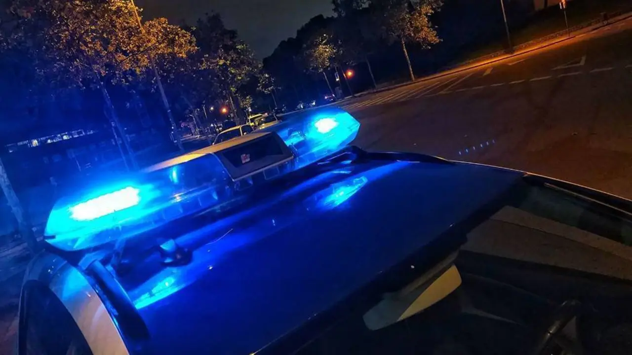 Droga y viola a la novia de su amigo en una vivienda: al amigo también le ha drogado, policía, sirena, accidente, asesinato
