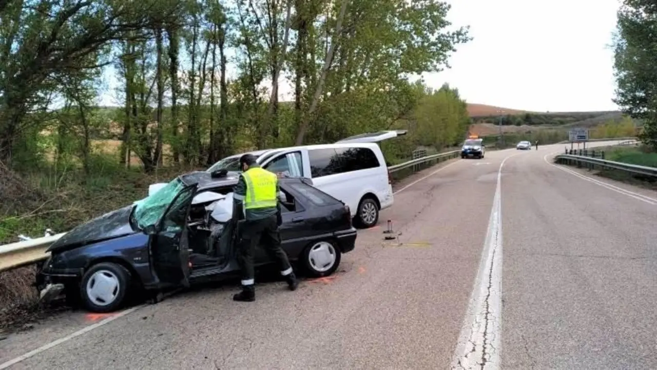 Dos muertos y tres heridos al colisionar un turismo y una furgoneta en una carretera, accidente, choque, colisión, furgoneta