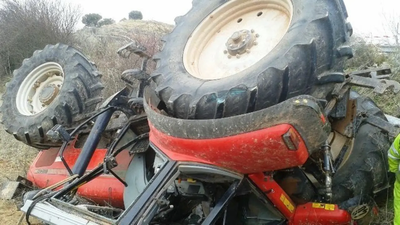 Muere un hombre tras volcar el tractor que iba conduciendo y quedar atrapado debajo