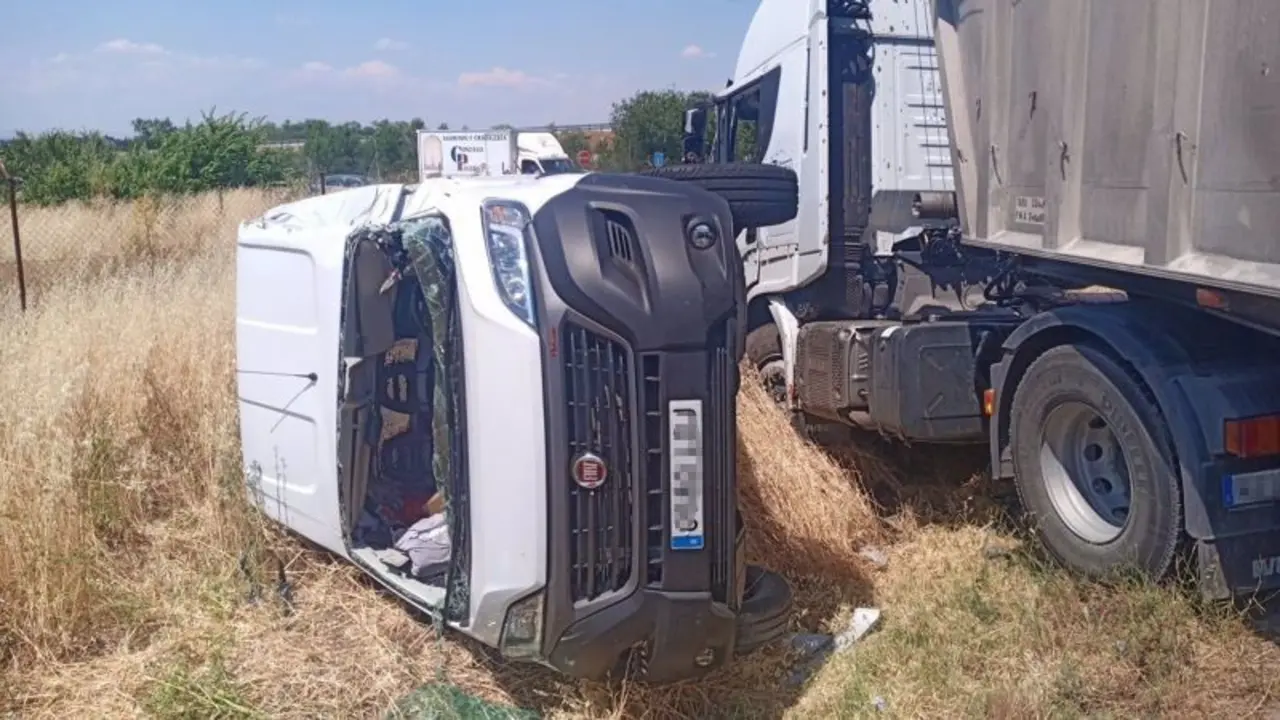 Fallece el conductor de una furgoneta al chocar contra un camión y un vehículo, colisión, choque, accidente de tráfico