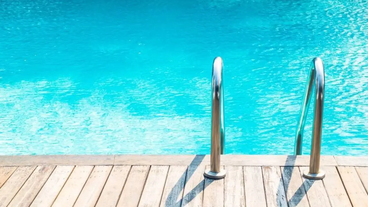Ventajas de las piscinas de sal en verano: todo lo que debes saber