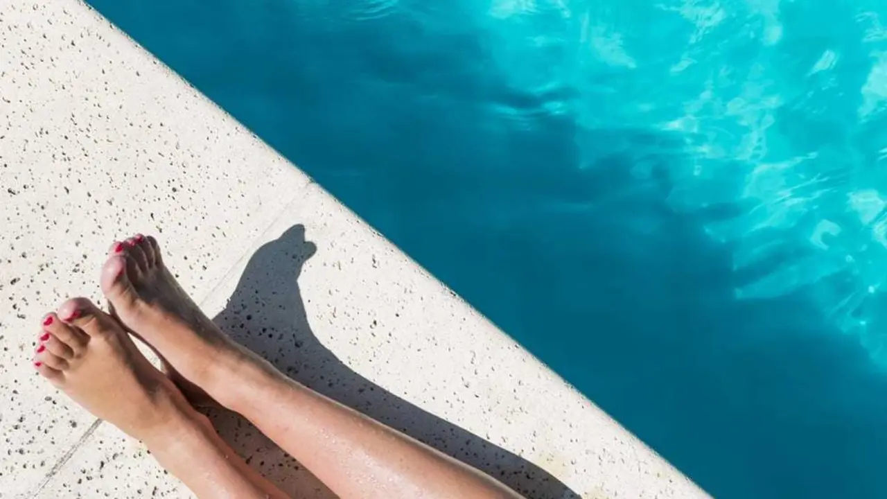 Descubre cómo tener el agua transparente de la piscina en verano