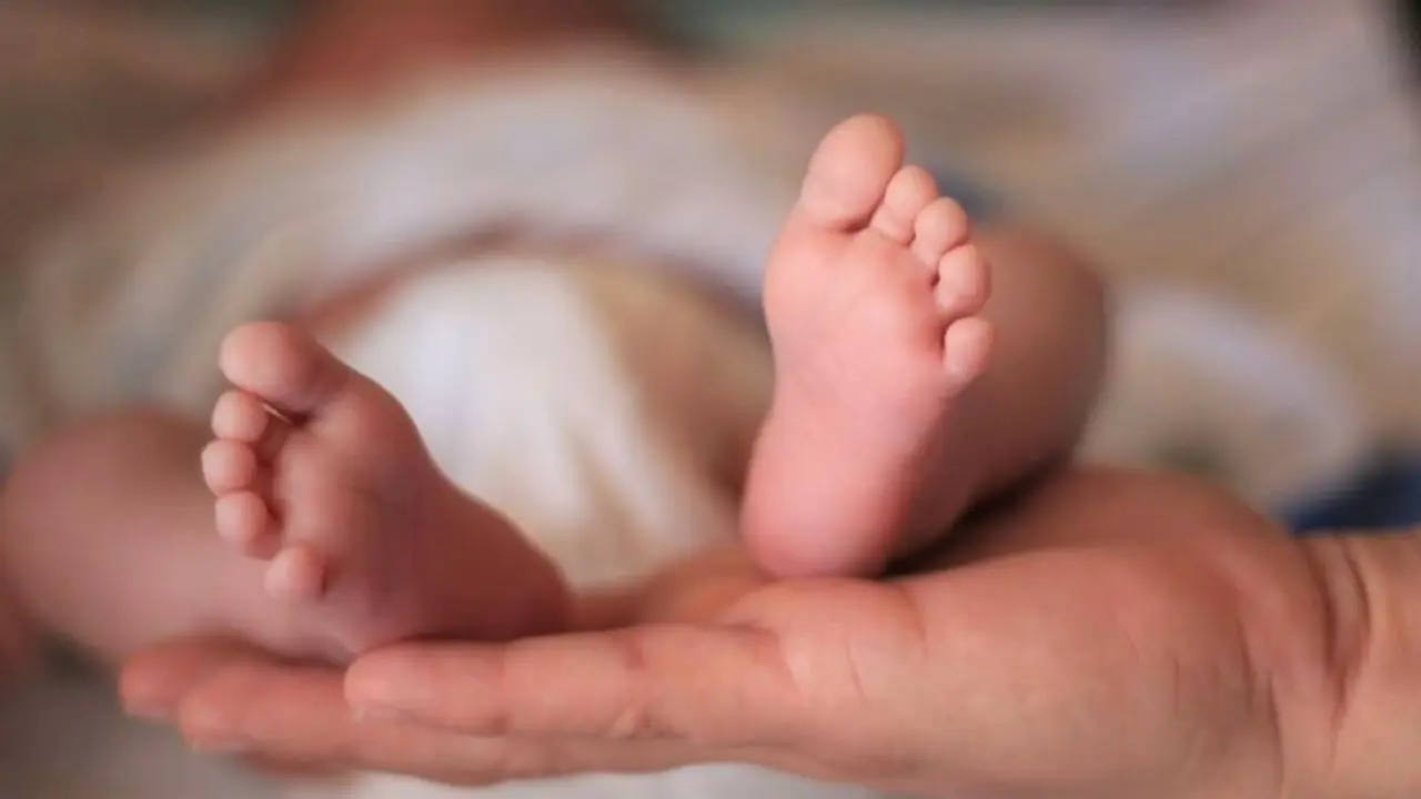 Una niña de solo 11 años da a luz a un bebé y se convierte en la madre más joven