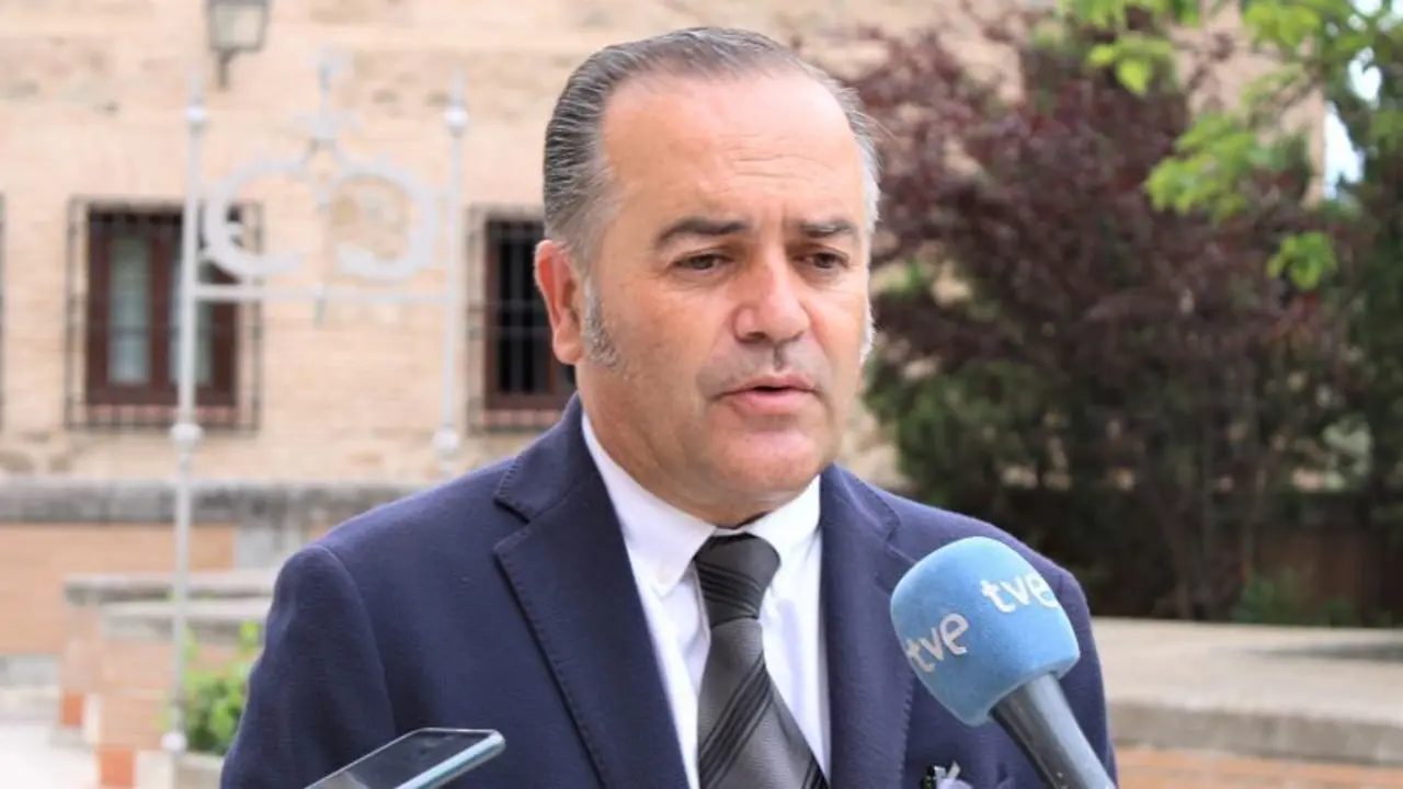 El presidente del PP de Toledo y senador, José Julián Gregorio, atendiendo a los medios de comunicación a las puertas de las Cortes de Castilla-La Mancha