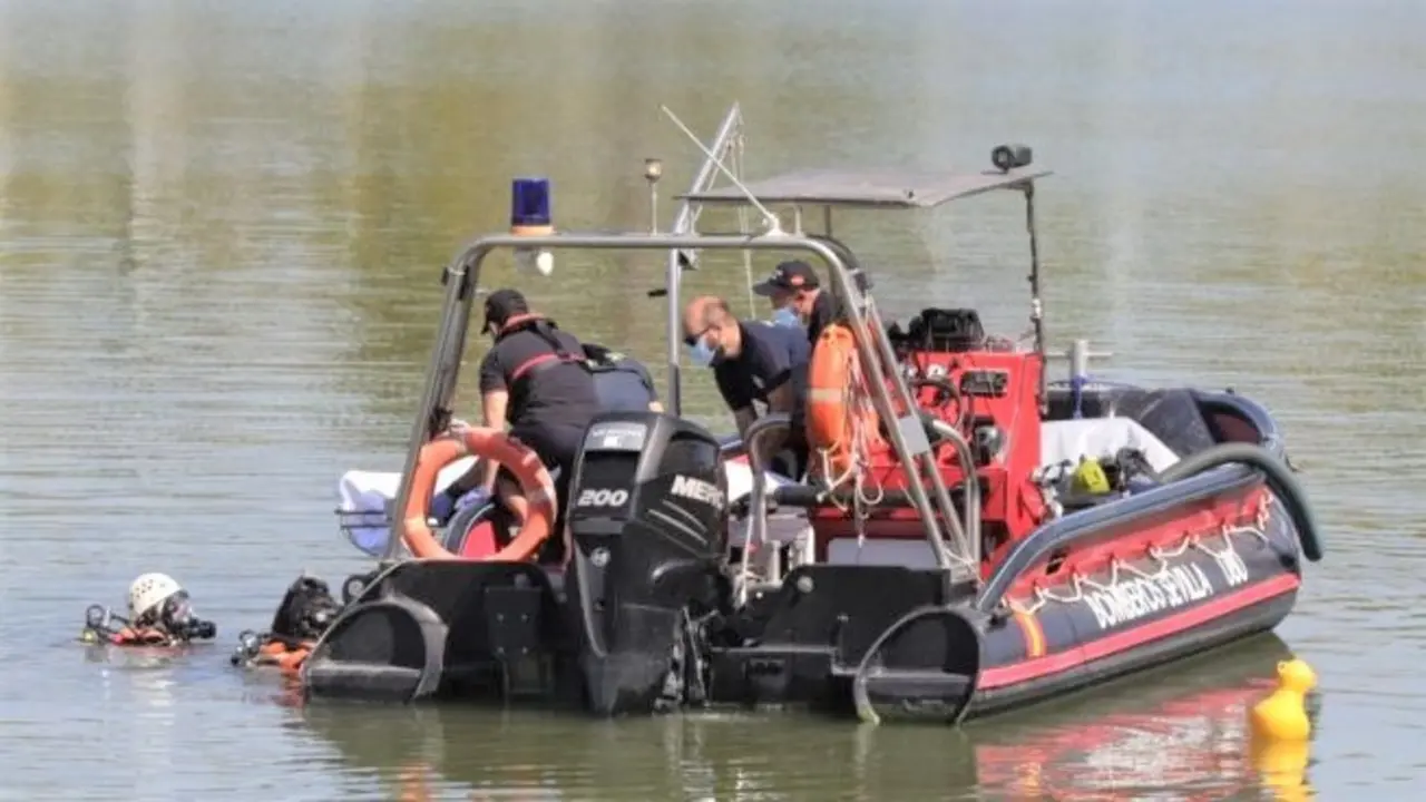 Encuentran el cad&aacute;ver de una mujer en extra&ntilde;as circunstancias flotando en un r&iacute;o, bomberos, rescate, geas, GEAS,&nbsp;