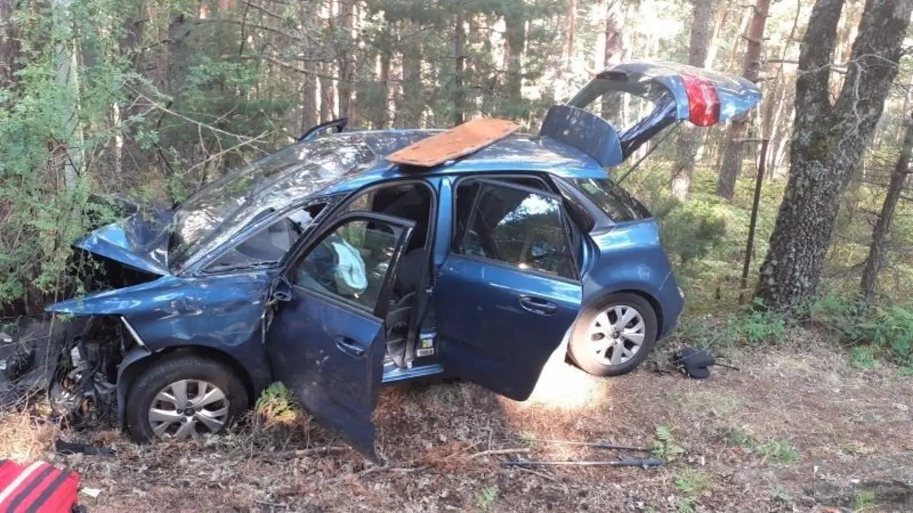 Muere una persona y otra resulta herida grave tras chocar su coche con un árbol, choque, accidente de tráfico, colisión