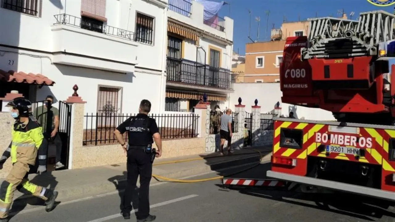 Muere un hombre en el incendio de una vivienda y rescatan a un bebé y una mujer, Bomberos