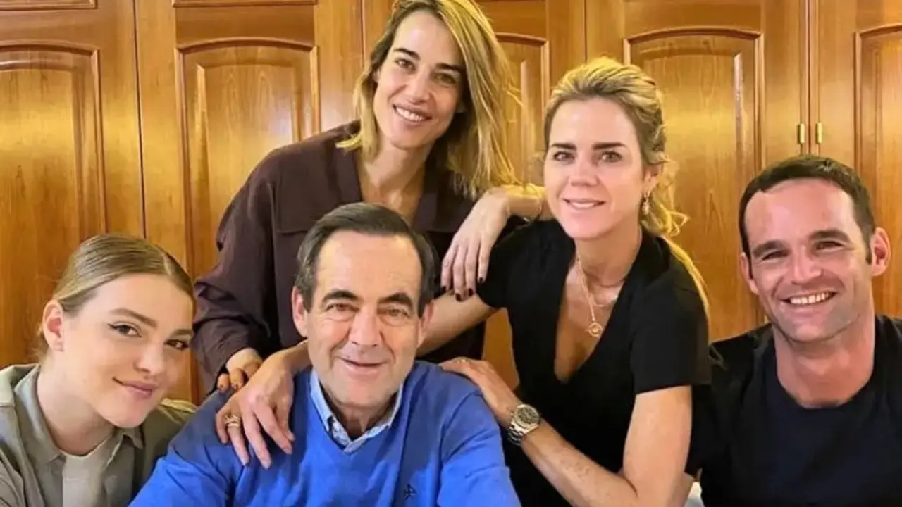 Separaciones, uniones... El "reality" de los Bono, los Kardashian de Castilla-La Mancha. En la imagen José Bono junto a sus hijos