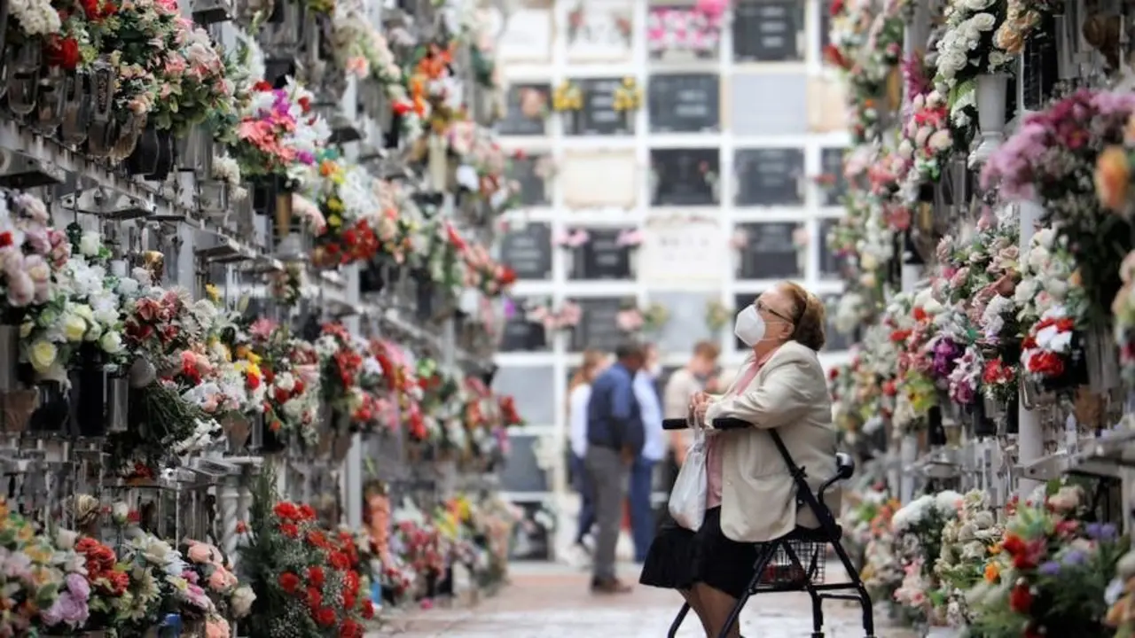 Un tiroteo ensombrece la vuelta a la normalidad en los cementerios españoles