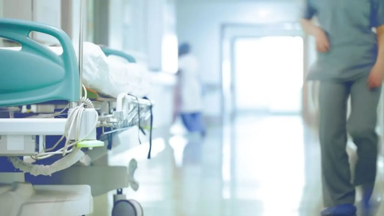 Espera horas para ser atendida en urgencias y le cobran pese a no ser atendida, paciente, enfermo, enfermedad, hospital, camilla, médico, sanitarios,&nbsp;