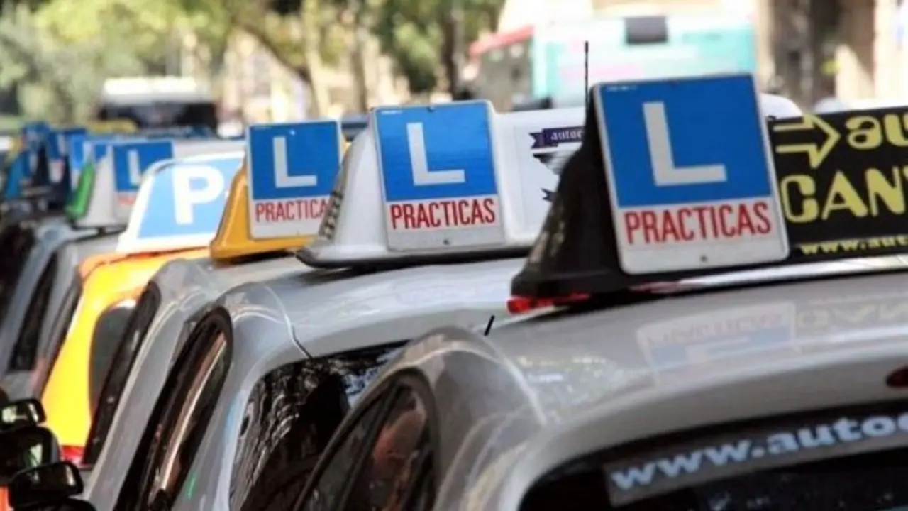 Suspende el examen práctico de conducir y le rompe la nariz al examinador, autoescuelas
