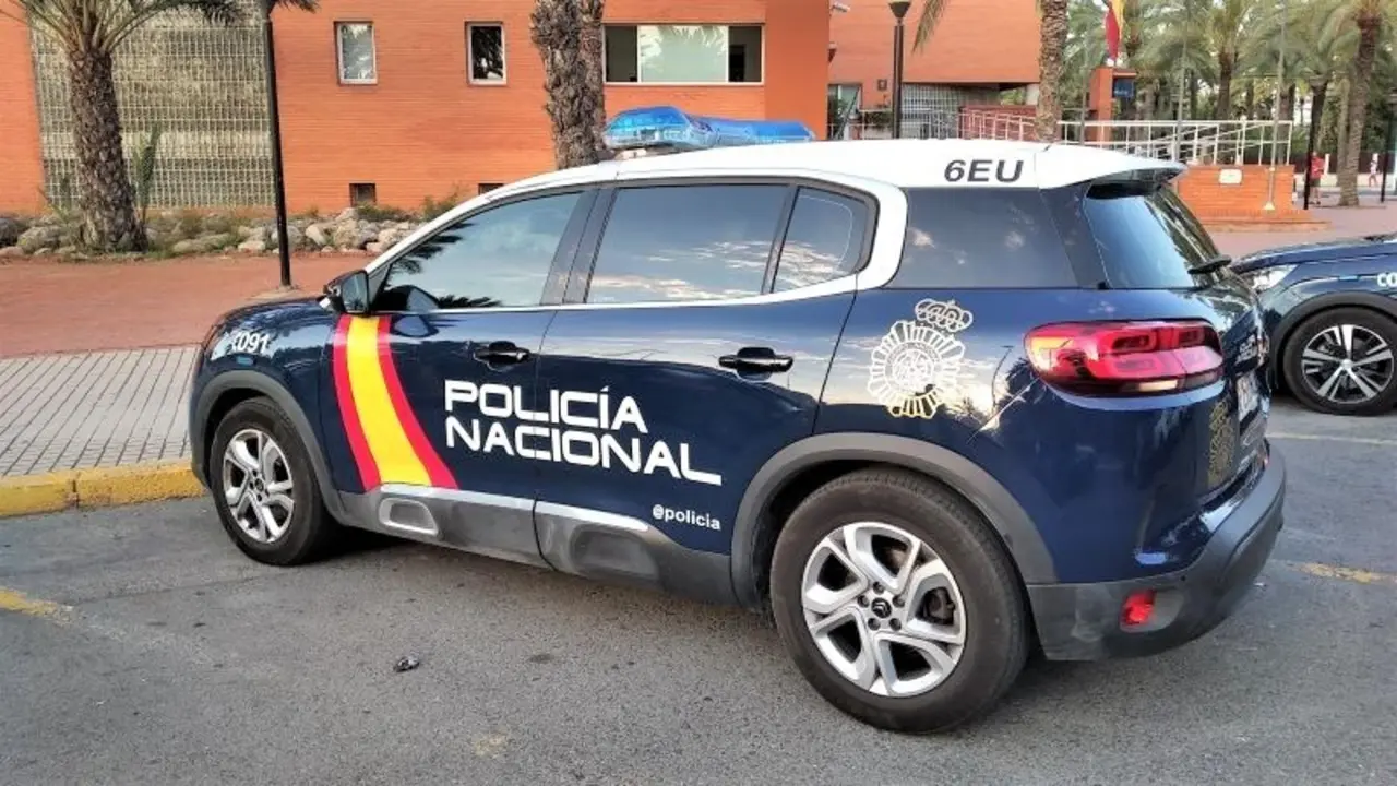 La Policía abate a un joven que amenazaba a su madre con un cuchillo en su casa, patrulla, Policía Nacional, asesinato, violencia de género, agresión, reyerta, cadáver