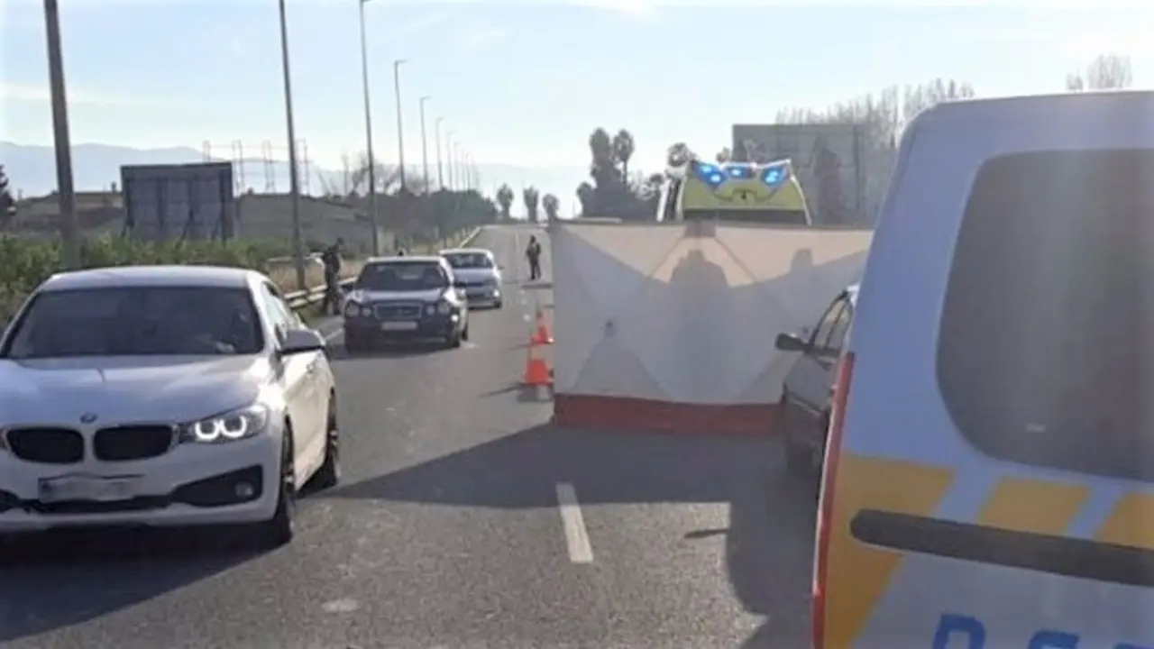 Muere un joven motorista tras sufrir una caída y ser atropellado por un turismo, accidente de tráfico, avenida, colisión, choque,&nbsp;