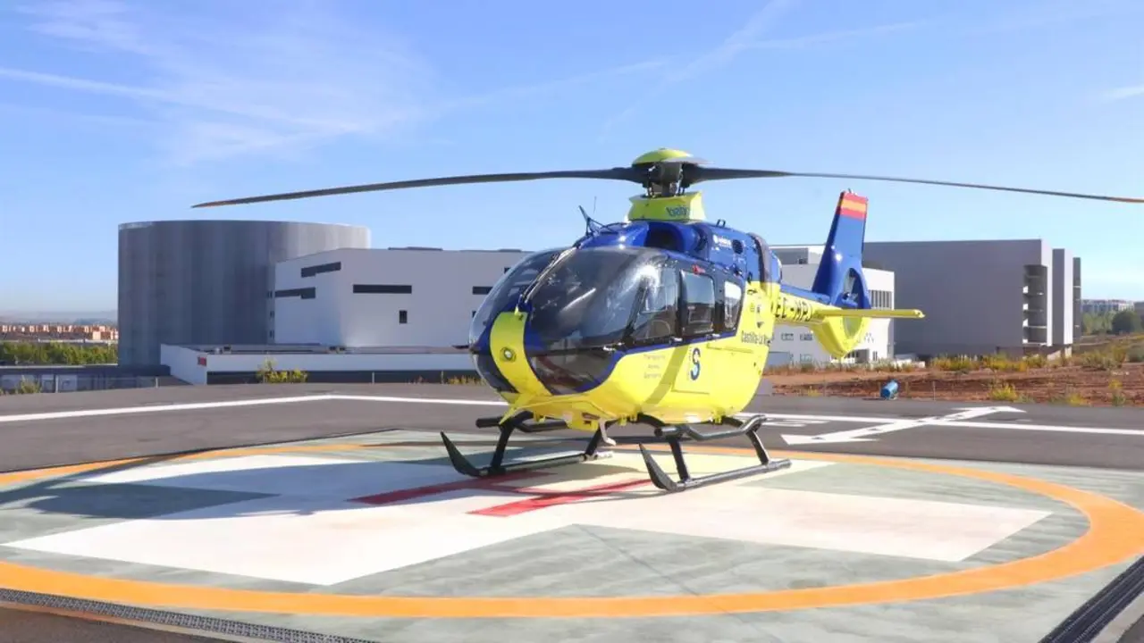 En la imagen de archivo un helicóptero medicalizado del Servicio de Salud de Castilla-La Mancha (Sescam)