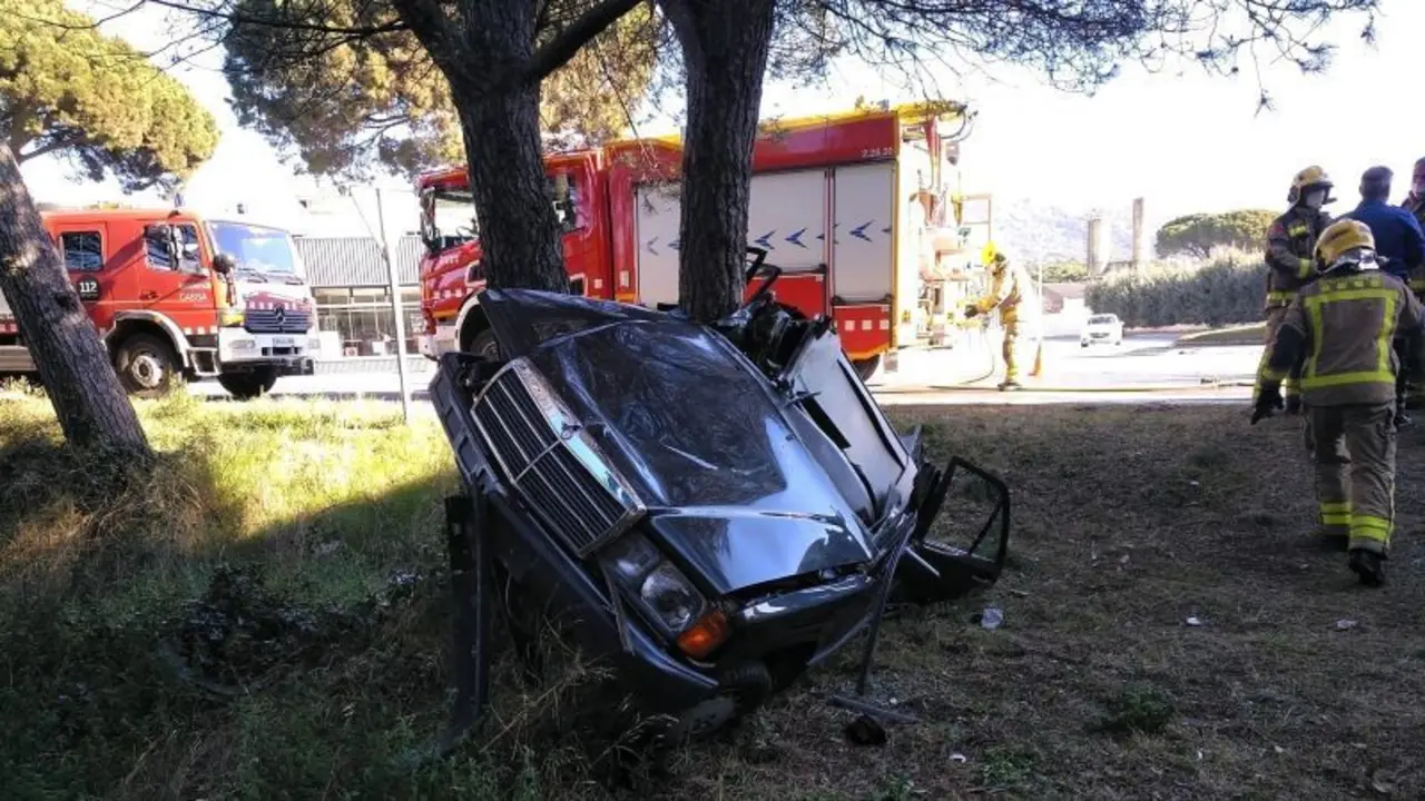 Un muerto y un herido tras salirse de la vía un coche y chocar contra un árbol, accidente de tráfico, choque, colisión,&nbsp;