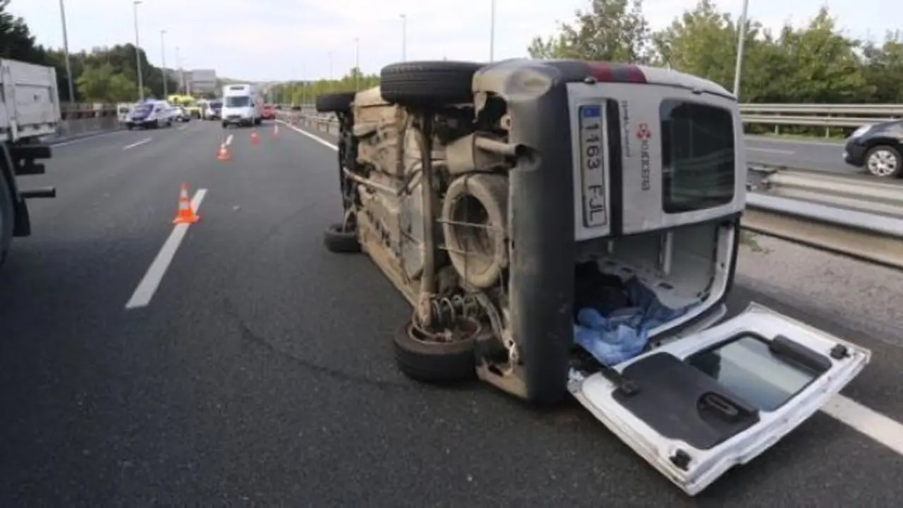 Imagen de archivo de un accidente de tráfico con una furgoneta implicada