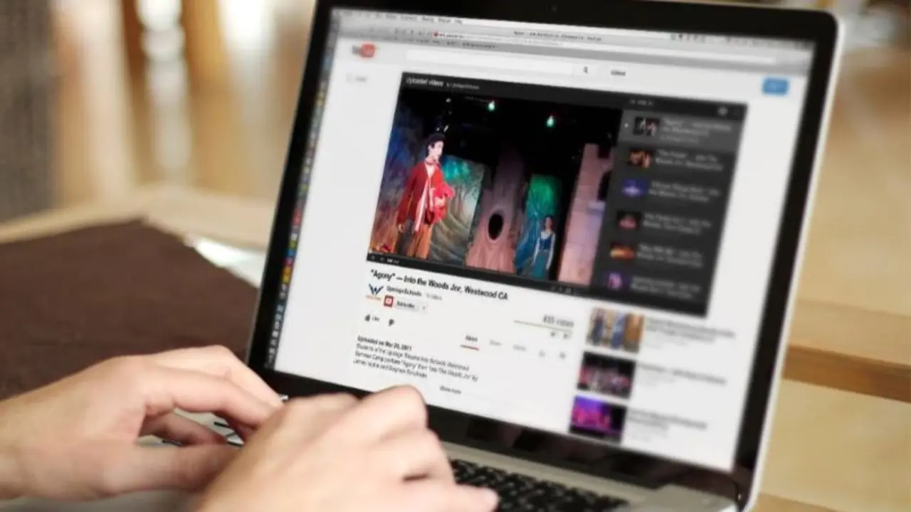 Arrasa al enseñar el historial de búsqueda de YouTube del ordenador de la universidad