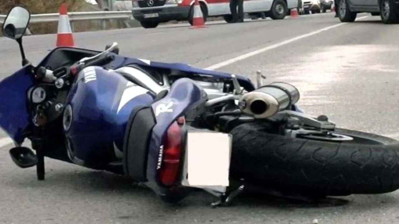 Muere la pasajera de una moto tras salirse de la carretera y chocar con una valla, motocicleta, accidente de tráfico, motorista