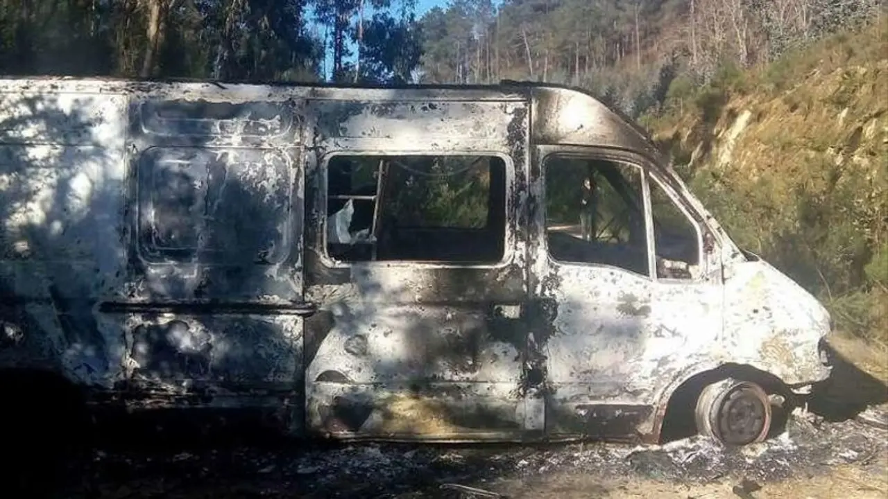 Imagen de archivo de una furgoneta calcinada en un paraje