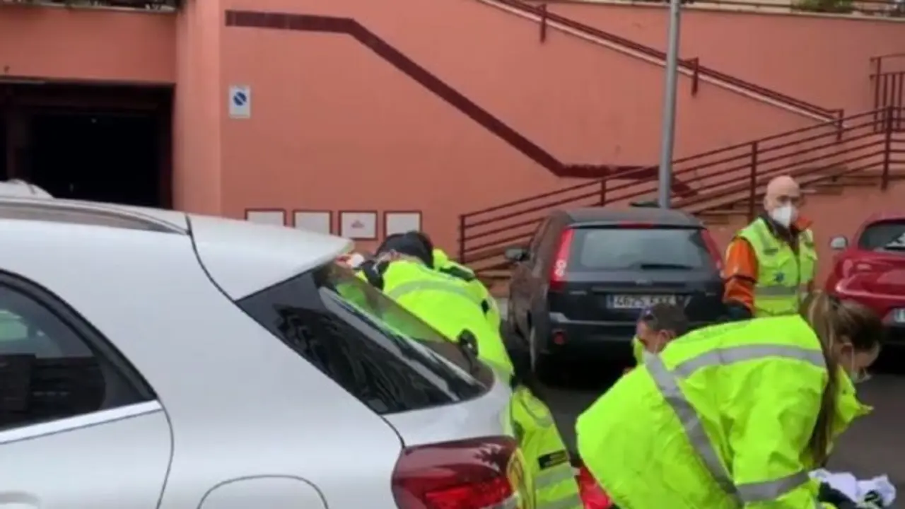 Investigan la extraña muerte de una joven atropellada por su propio coche: vídeo