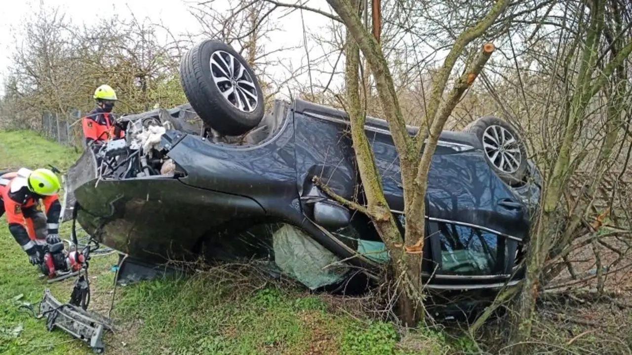 Muere un hombre tras salirse su coche de la carretera y chocar contra un árbol, accidente de tráfico, volcado, volcar, choque, colisión, salida de vía, atrapado,&nbsp;