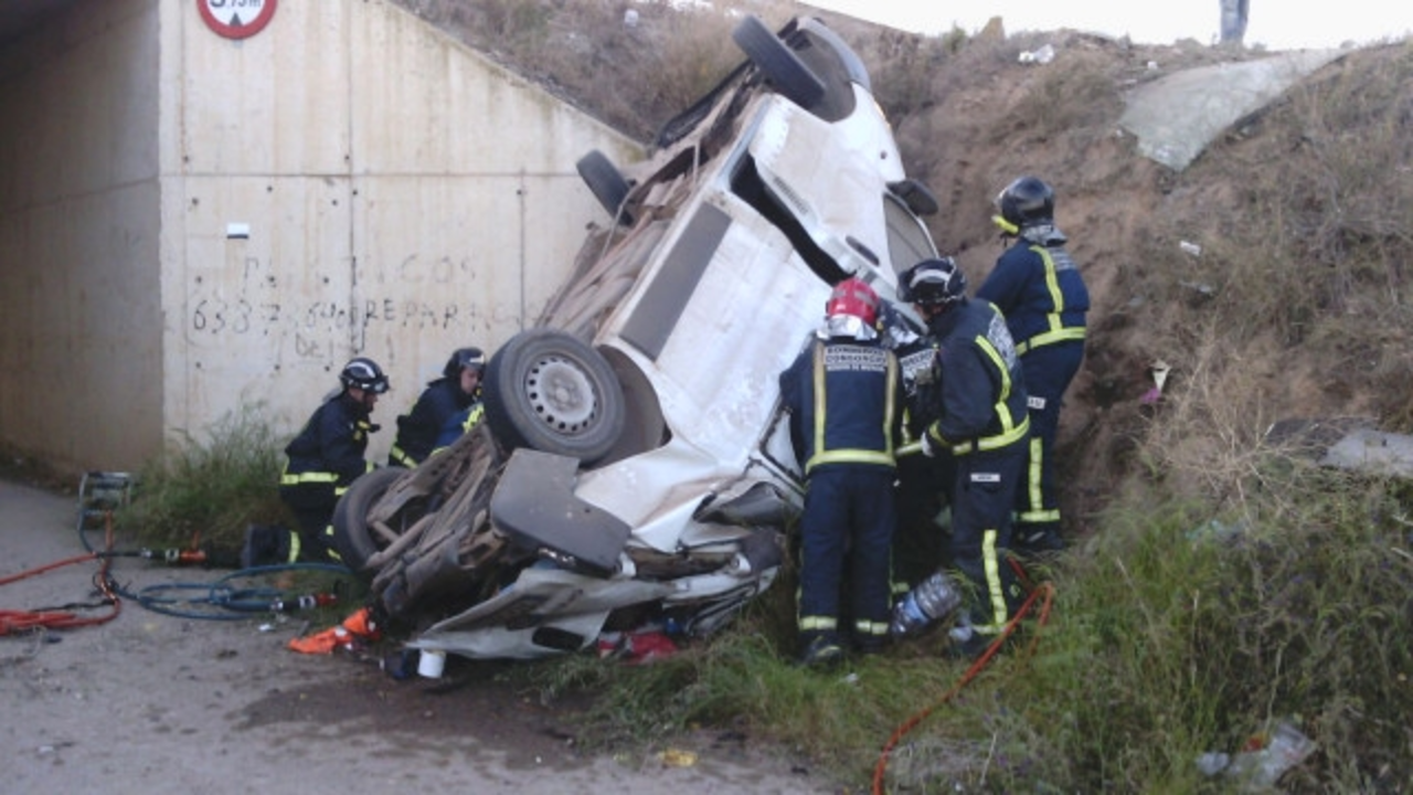 Imagen de archivo de un accidente de tráfico con una furgoneta implicada