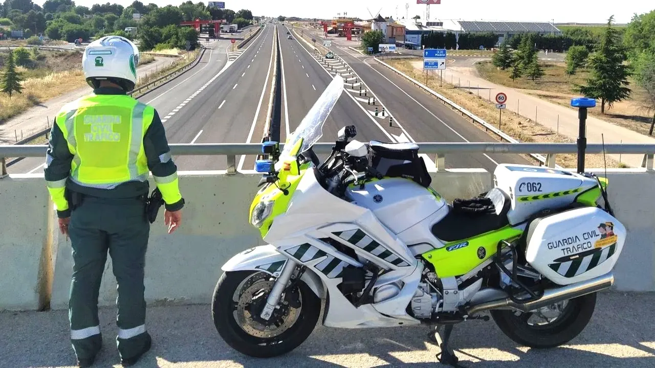 Detenido por circular ebrio unos 40 kilómetros en dirección contraria por la A-40, Guardia Civil de Tráfico, accidente, control, tráfico, alcoholemia, kamikaze