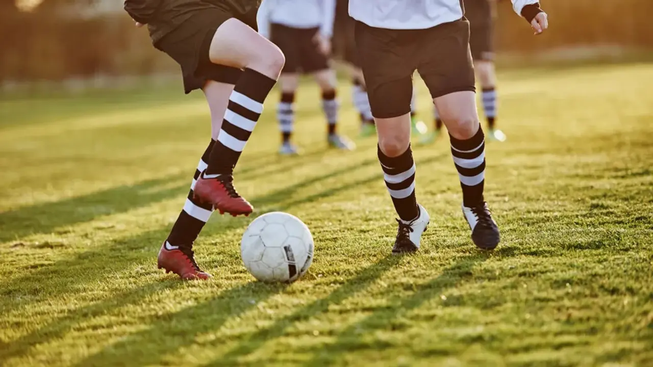 Muere un chico de 13 años tras caer desplomado cuando jugaba un partido de fútbol, balón,&nbsp;