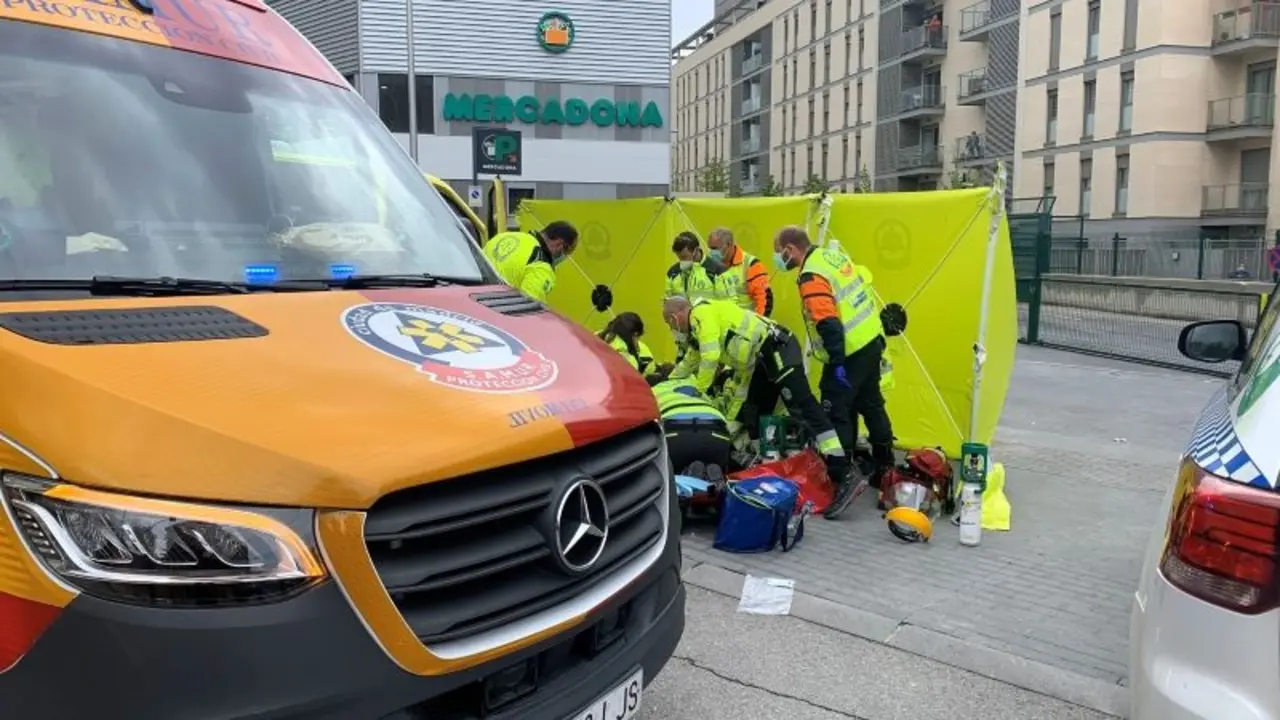 Un grupo de jóvenes asesina a puñaladas a un chico de 18 años en plena calle, asesinato, cadáver, ambulancia, atropello, reyerta,&nbsp;