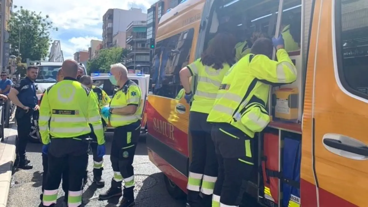 Muere un joven trabajador tras volcar su dumper cargado de arena en una obra, ambulancia, accidente, atropello, sanitarios,&nbsp;