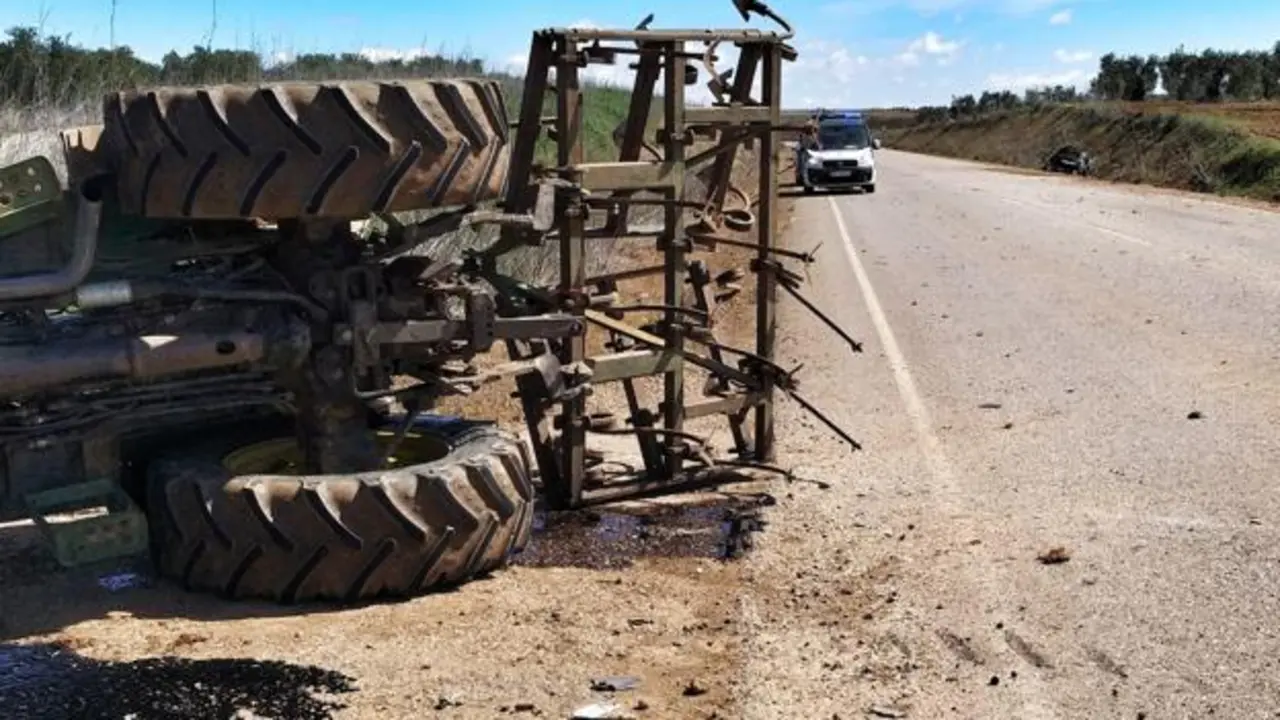 Imagen de archivo de un accidente de tráfico con un tractor implicado