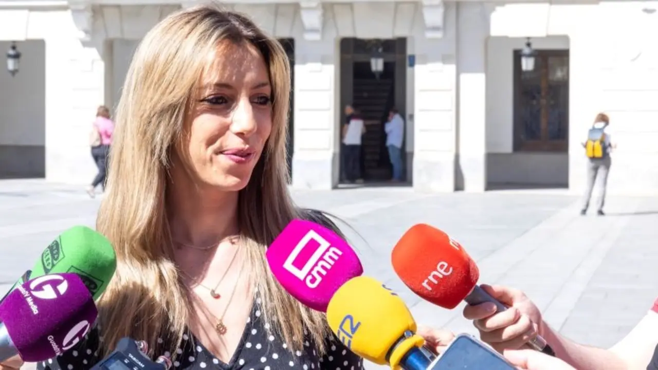 La concejala de Economía y Hacienda del Ayuntamiento de Guadalajara, Lucía de Luz, atendiendo a los medios de comunicación