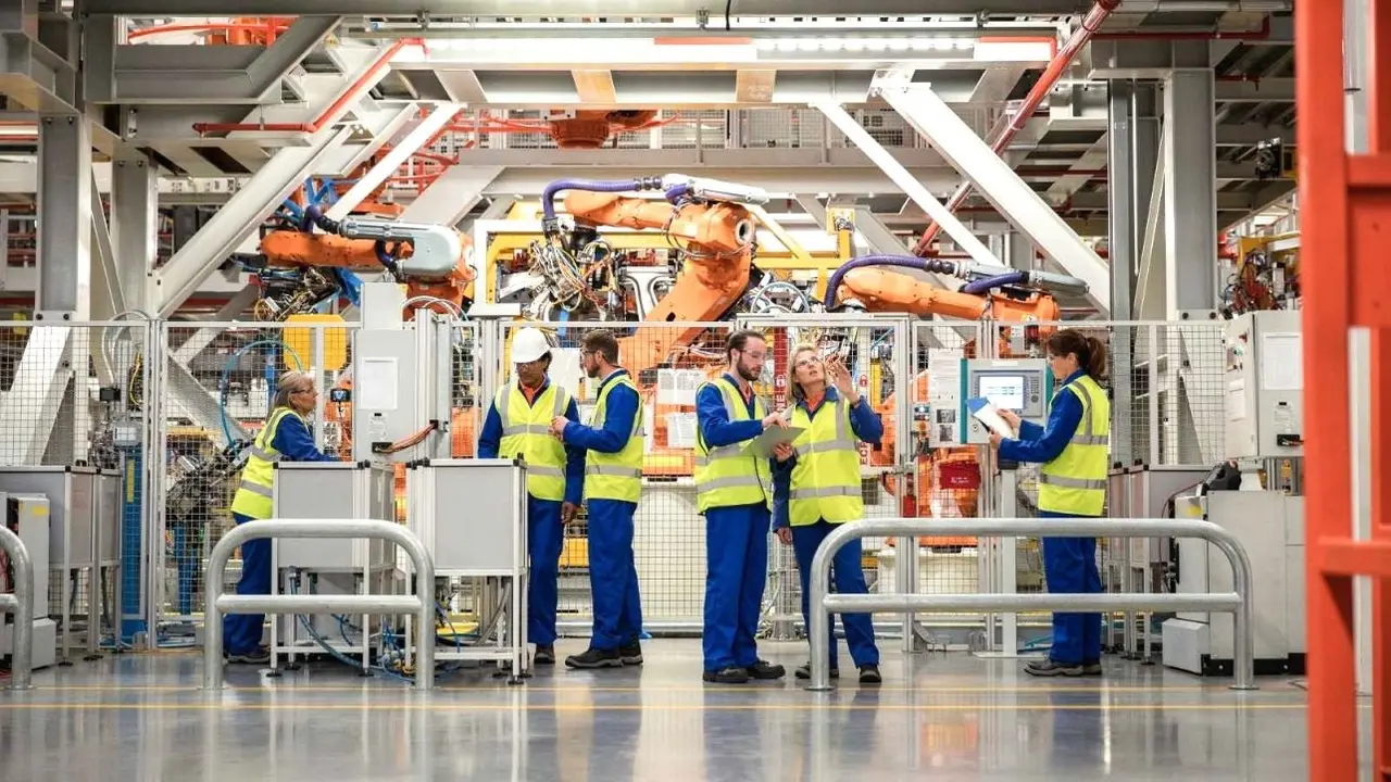 La OCDE rebaja al 4,1% su previsión de PIB para España, con un IPC del 8,1%, trabajadores, industria, ipi, empleados, fábrica, producción industrial, empleo,&nbsp;