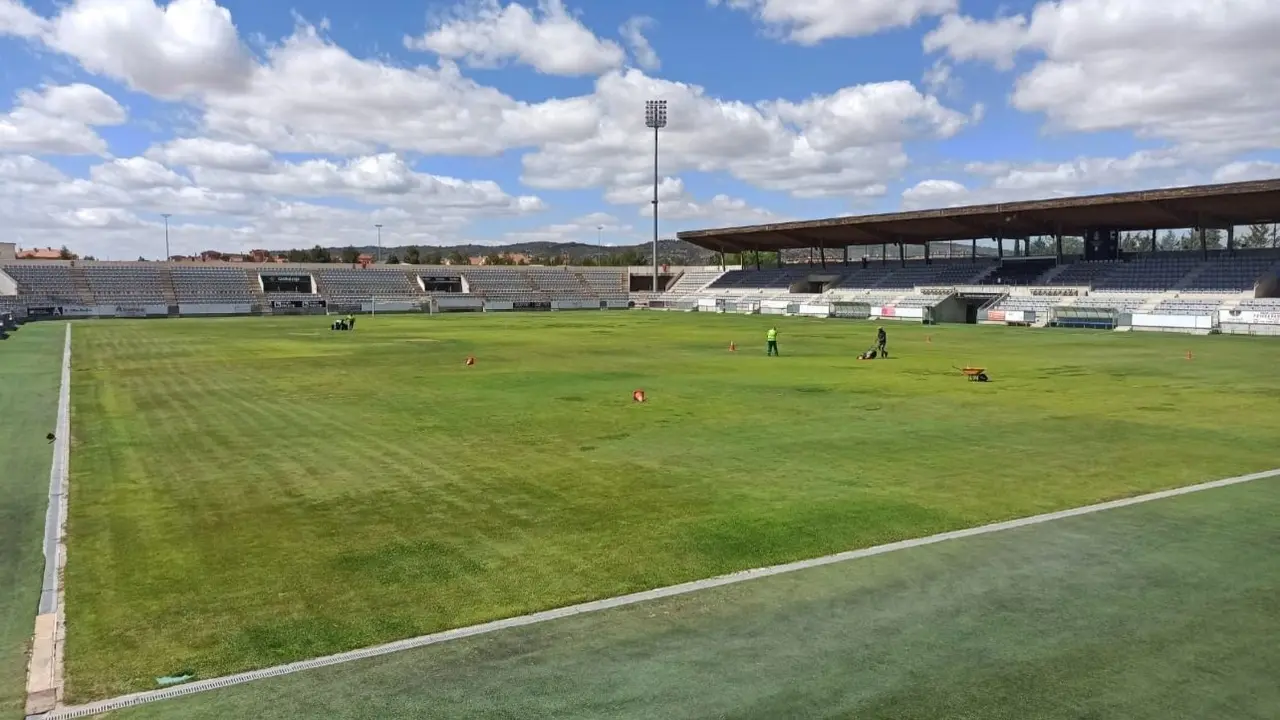 Se inician los trabajos de puesta a punto del césped del estadio de La Fuensanta
