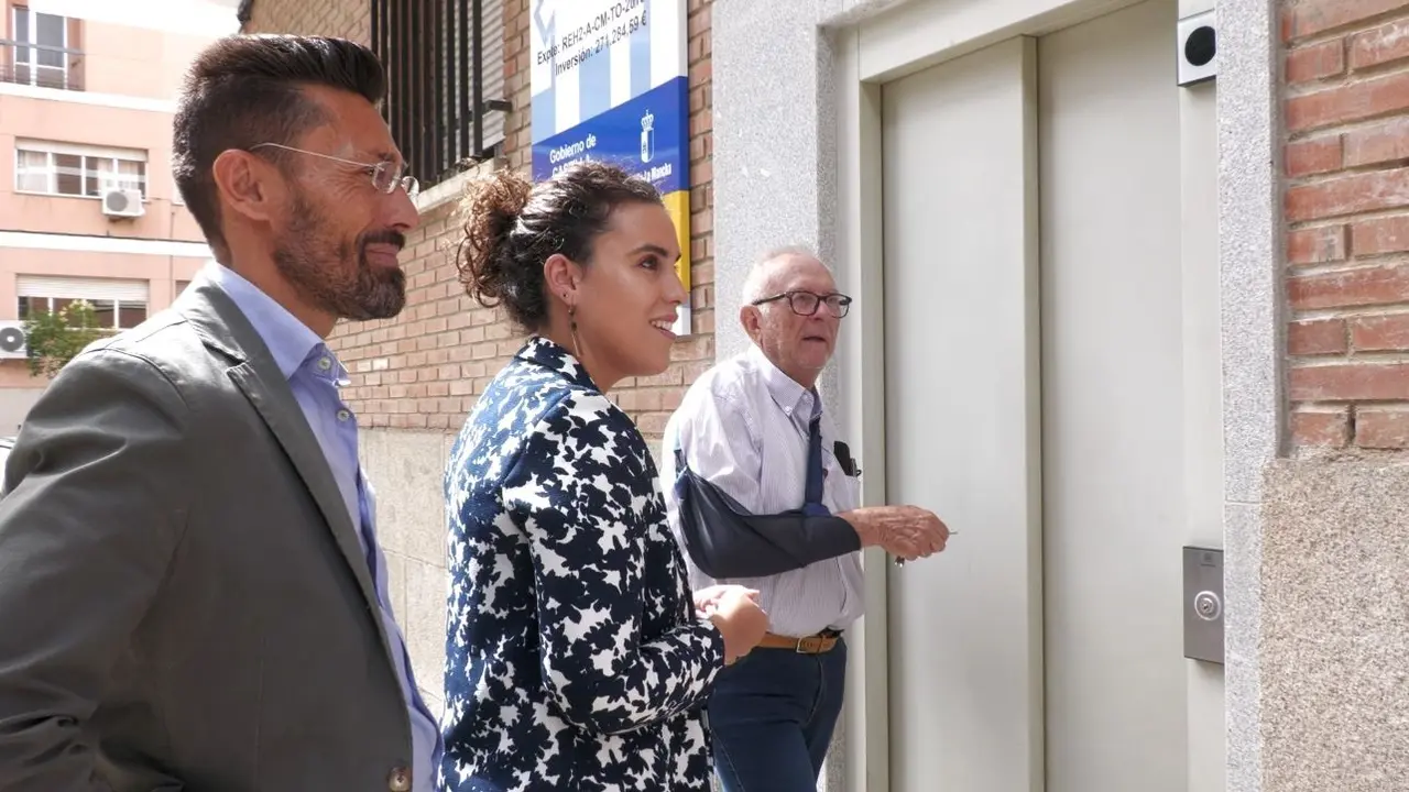 La directora general de Vivienda, Inés Sandoval, ha visitado un edificio de viviendas donde se han realizados mejoras en accesibilidad