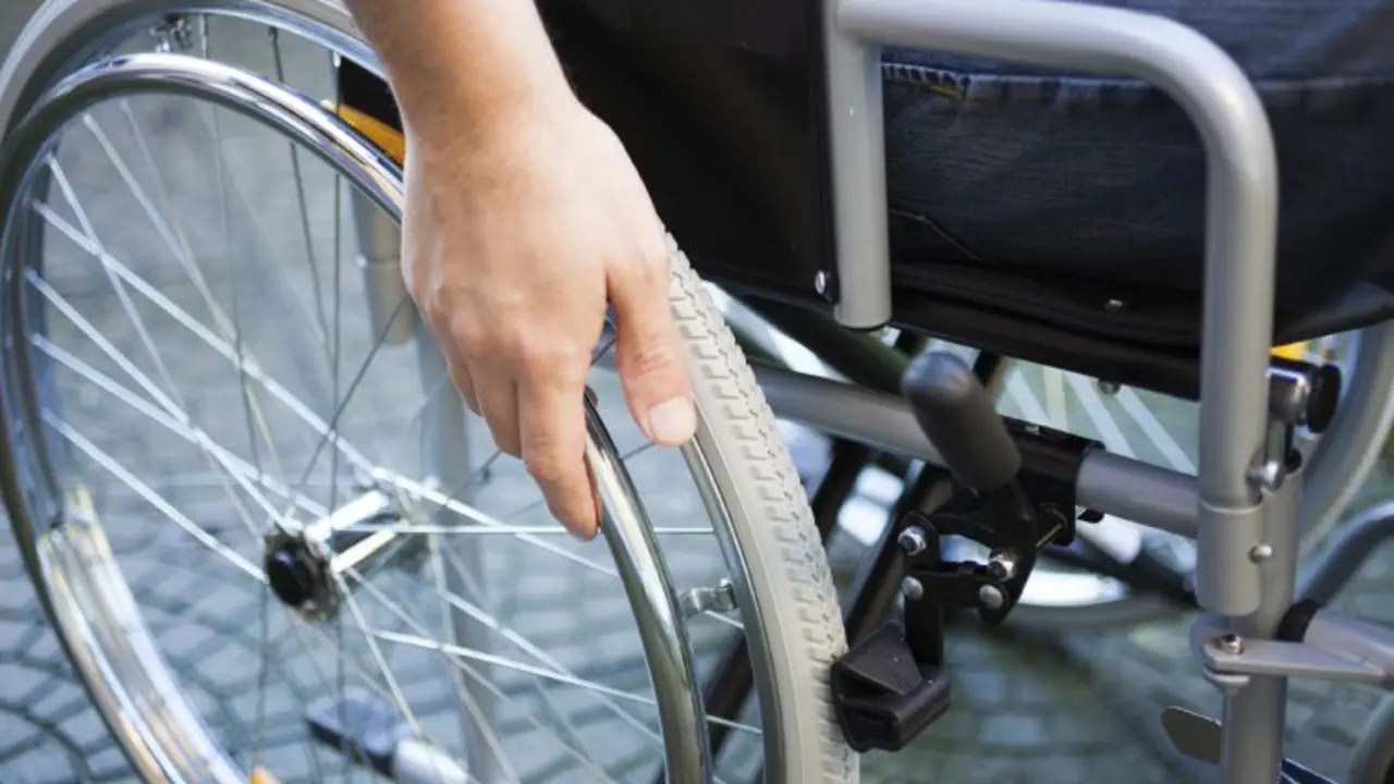 Intenta subir en silla de ruedas a un ascensor público y lo que ocurre avergüenza, discapacidad, dependencia