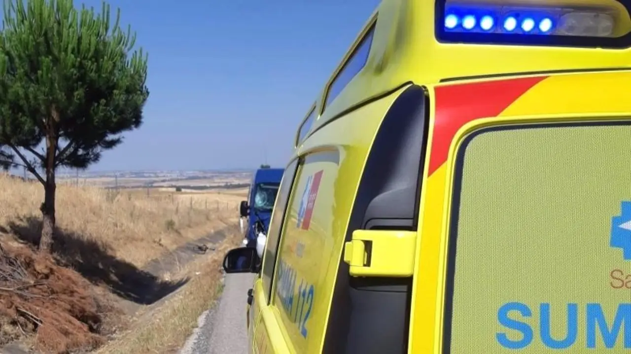 Muere un ciclista tras ser arrollado por una furgoneta en una carretera regional, ambulancia, accidente de tráfico