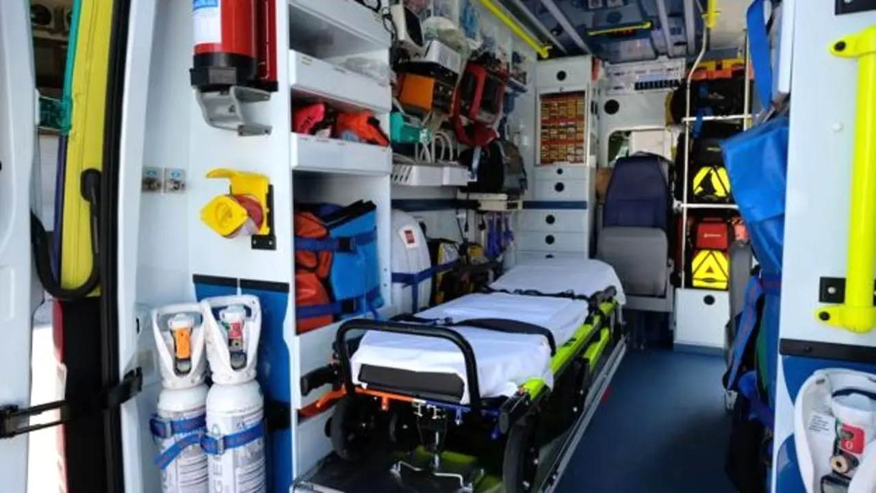 Muere un operario al quedar atrapado por una máquina en una nave industrial, ambulancia, accidente de tráfico, UVI,&nbsp;