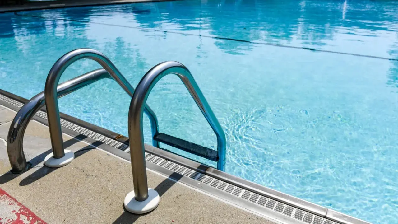 Hallan el cadáver de un hombre de 42 años flotando en una piscina de una casa