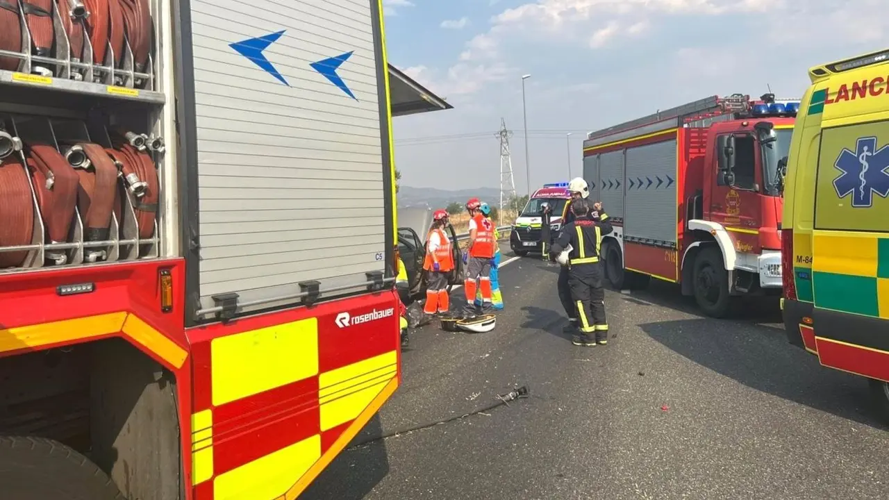 Dos muertos en un accidente en autopista con un camión y un turismo implicados, ambulancia, bomberos,&nbsp;